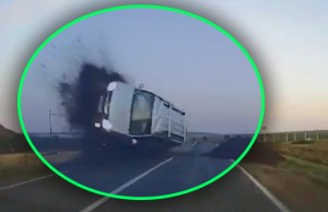 Diqqətsiz sürücü avtomobili ilə havada “uçdu” – VİDEO