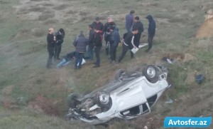 Azərbaycanda maşın dərəyə yuvarlandı, sürücü ağır yaralandı - VİDEO