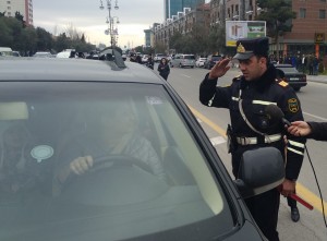 Sumqayıtda yol polisi qayda pozan xanım sürücüləri sevindirdi - FOTO