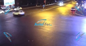 Yolayrıcına sürətlə girən maşın yol kənarında taksilərlə toqquşdu - REAL VİDEO