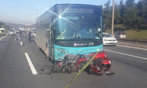 Ağır yol qəzası: motosiklet marşrut avtobusunun altında qalaraq sürükləndi - VİDEO