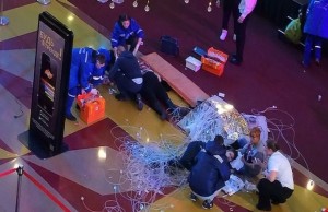 Ad günündə qadının başına televizor düşüb