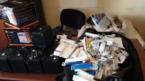 Avtomobildə dərman vasitələri və mobil telefon aksesuarları aşkarlanıb  - Foto