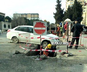 Maşın "Azərsu"nun qazdığı quyuya düşdü – FOTO