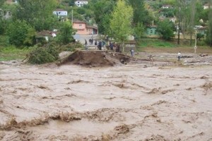 Güclü leysanın yaratdığı sel körpünü uçurdu - VİDEO