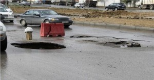 Paytaxtın mərkəzi prospektində yol çökdü- Marşrut avtobusu çalaya düşdü