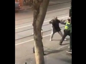 Kütləyə bıçaqla hücum edən şəxs xəstəxanada öldü - VİDEO