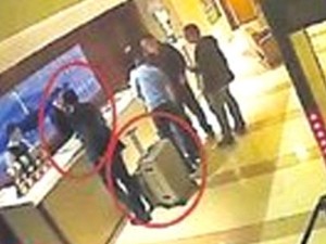 Camalın cəsədini daşıyan şəxs və həmin çemodan – FOTO 