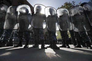 Nazirin avtomobili mühasirəyə alındı