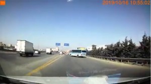 Avtobus sürücüsü təhlükə yaratdı: qəzadan son anda xilas oldu - VİDEO