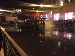 Bakıda metronun qarşısında maşın yanıb kül oldu - VIDEO