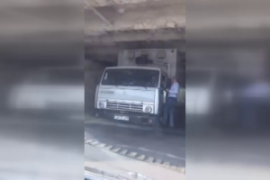 Körpünün altından keçmək istədi, ilişib qaldı - VİDEO