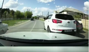 Avtomobildə güzgünün nə üçün olduğunu “bilməyən” sürücü - VİDEO