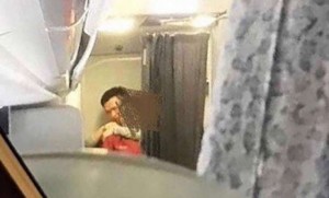 Sərnişin stüardessanı girov götürdü - SƏBƏB