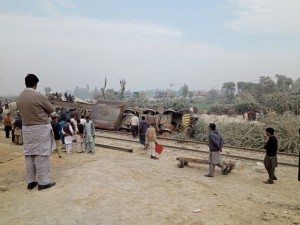Sərnişin qatarı yük maşını ilə toqquşaraq aşdı: azı 1 ölü, 8 yaralı - FOTO