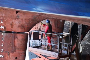 Xəzər Dəniz Gəmiçiliyi daha bir gəmisini təmir edir - FOTO