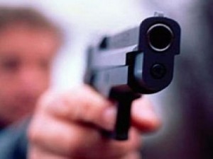 Bakı sakini tanışının evinə silahlı basqın etdi