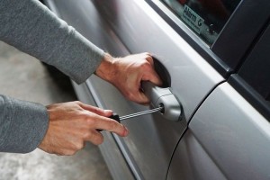 Bakıda avtomobildən 1200 manatlıq telefon oğurlanıb