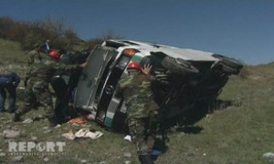 Biləsuvarda fəhlələri daşıyan mikroavtobus aşdı; 22 yaralı var - FOTO