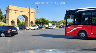 "BakuBus" sürücüsünün təhlükəli hərəkəti: Avtomobilin yolunu kəsdi - VİDEO