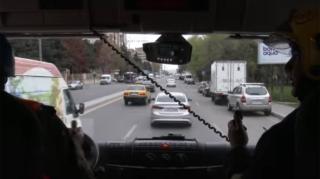 Bu avtomobillərə dərhal yol verin! - VİDEO