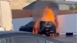 Rusiyada şarjda olan avtomobil alışıb yandı - VİDEO