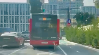Bakıda avtobus sürücüsü sağa dönənlərin yolunu kəsdi   - VİDEO