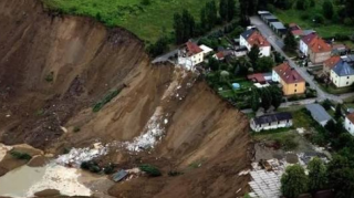 Astarada torpaq sürüşməsi oldu 