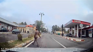 Parkla yolu səhv salan piyada qəza təhlükəsi yaratdı   - VİDEO