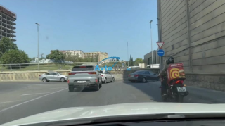 Yeni çəkilən zolaq sürücülərə çətin anlar yaşadır - VİDEO 
