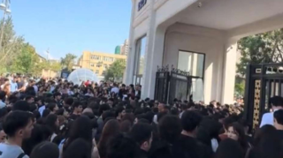 Bakı Dövlət Universitetinin qarşısında izdiham - VİDEO 