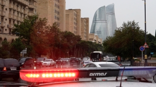 Yağışlı havada polis zəruri təhlükəsizlik tədbirlərini belə həyata keçirir - FOTO - VİDEO
