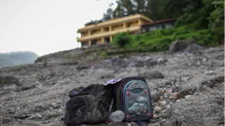 Nepalda məktəb avtobusu dərəyə yuvarlandı: Ölənlər və yaralananlar var 