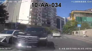 В Баку водитель автомобиля с дорогим номером грубо нарушил правила - 10-AA-034 - ВИДЕО 