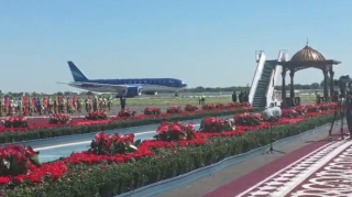 Prezidentin təyyarəsi Buxara aeroportuna endi - VİDEO - YENİLƏNİB