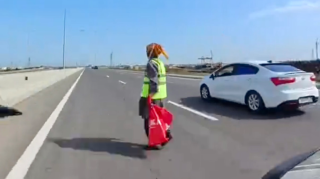 Təmizlik işçisi motosikletin altında qalmaqdan son anda qurtuldu   - VİDEO