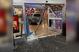 ABŞ-də tualetə getmək istəyən kişi supermarketə avtomobillə daxil oldu - FOTOLAR