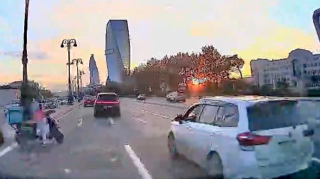 Prospektdə təhlükəli anlar: Moped sürücüsü beton arakəsmədən əks yola çıxdı   - VİDEO