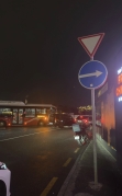 Qadın sürücü avtobusa yol verməyib qəza törətdi; digərini təhqir etdi - VİDEO - FOTO