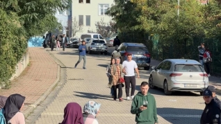 İstanbulda DƏHŞƏT:  15 yaşlı məktəbli qız şagirdləri bıçaqladı - FOTOLAR 