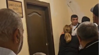 Vətəndaşlarla təhsil sektorunun işçisi arasında insident - VİDEO