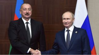 Putin ayağa qalxıb Əliyevə nə deyir? – FOTO 
