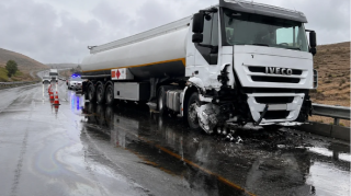 В Гёранбое грузовик совершил аварию, около тонны топлива разлилось на дороге - ФОТО 
