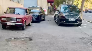 Bu küçədə geniş səki sürücülərin daimi “dayanacağına” çevrilib   - VİDEO