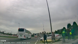 Bakıda iki avtomobil toqquşdu, yol nişanı aşdı   - VİDEO