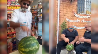 Qarpızı barmaqla deşmək trendə çevrildi – “Güc nümayişi”, yoxsa nemət israfı? – VİDEO  