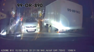 Hamıdan qabağa keçmək istəyən xanım sürücü yolu kəsdi - VİDEO