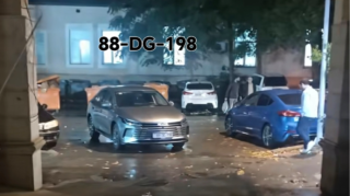 Sürücü maşını binanın girişində park edib sakinlərin yolunu kəsdi  - VİDEO