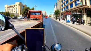 Motosikletin yolunu kəsən evakuator sürücüsü qəza şəraiti yaratdı   - VİDEO