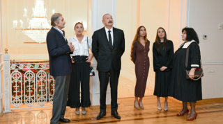 Prezident və ailə üzvləri sərgi ilə tanış oldu - FOTOLAR 